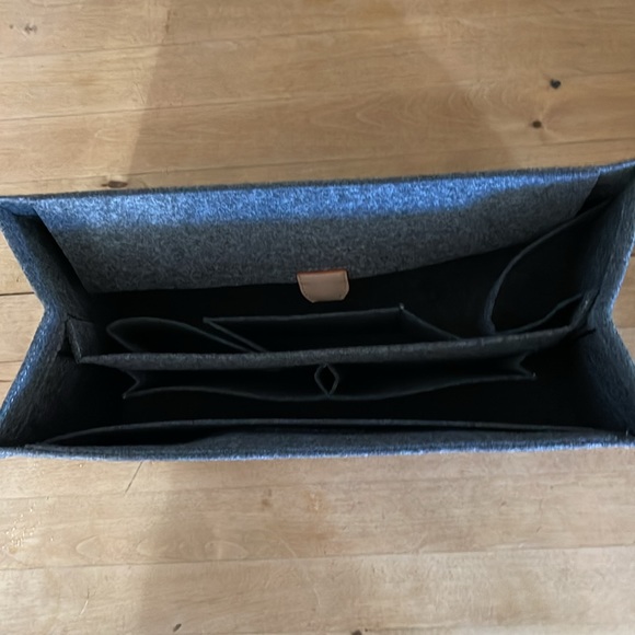 Large felt tote bag ORGANIZER in charcoal gray. Zipper pocket and closing top. - Picture 4 of 7